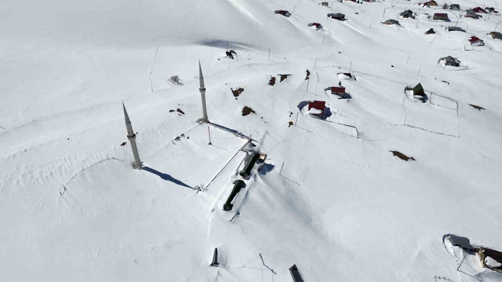 Kadırga Yaylası’ndaki üstü açık camiden kar manzaraları
