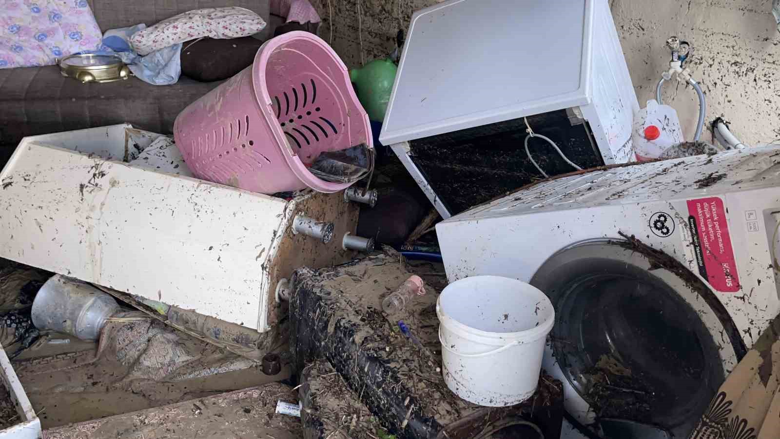 Kadirli’de sel felaketi: Evler ve iş yerleri sular altında kaldı
