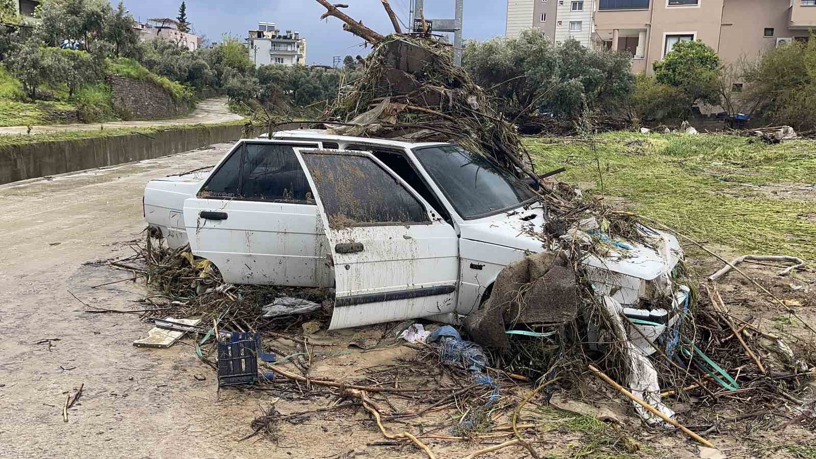 Kadirli’de sel felaketi: Evler ve iş yerleri sular altında kaldı
