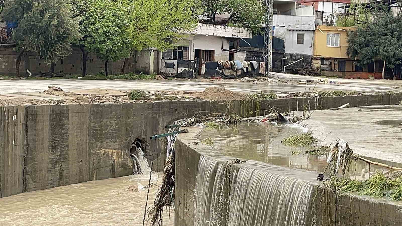Kadirli’de sel felaketi: Evler ve iş yerleri sular altında kaldı
