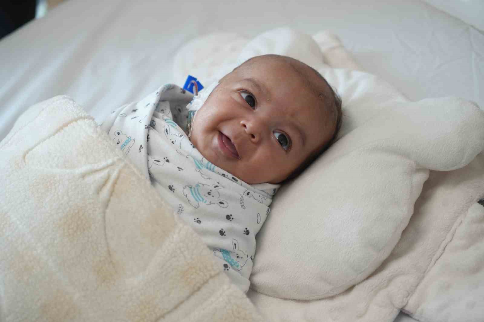 Kafasındaki nadir tümör alındı, hayata tekrar gülümsedi
Kafasındaki nadir tümör alındı, hayata tekrar gülümsedi