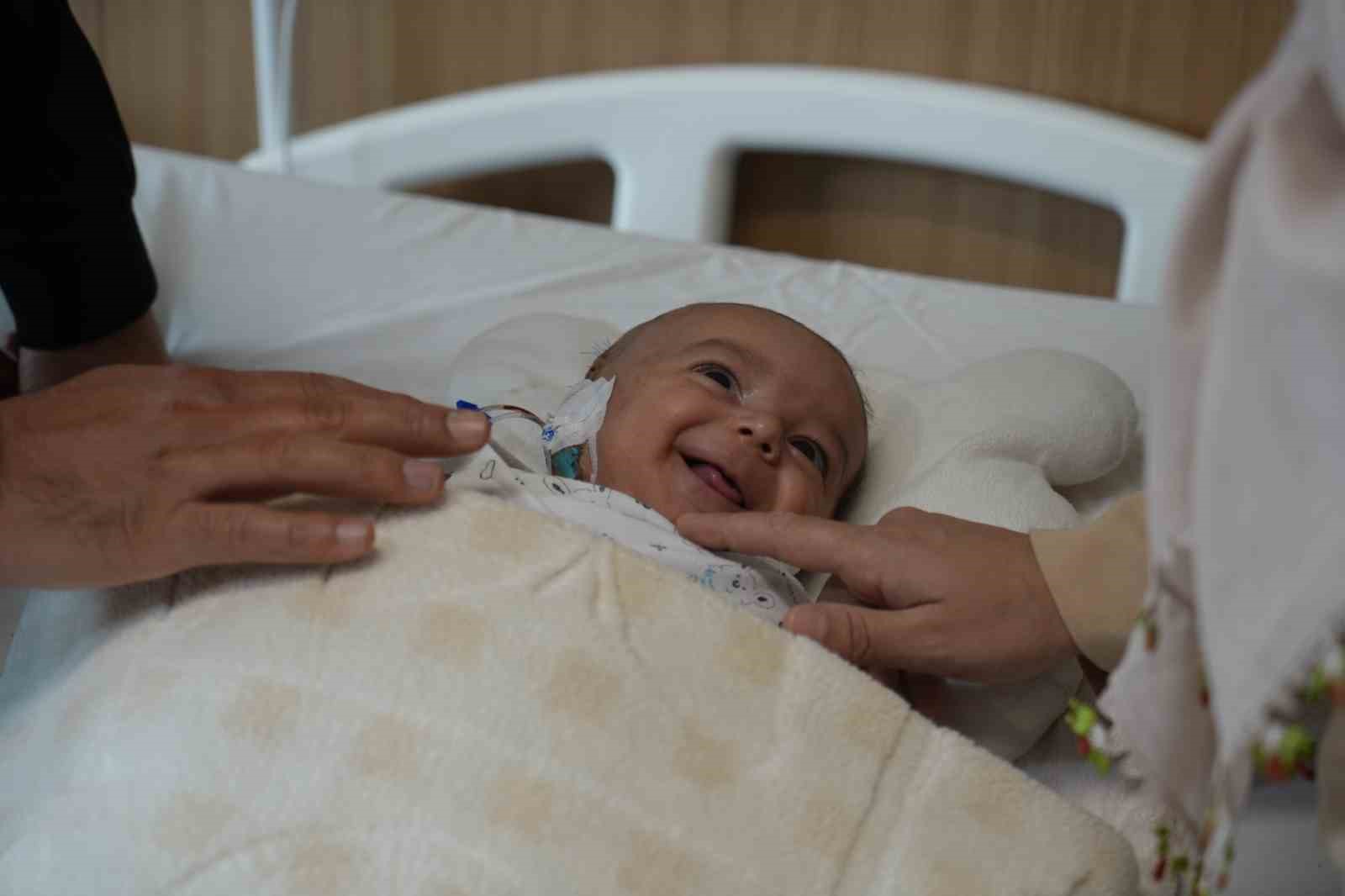 Kafasındaki nadir tümör alındı, hayata tekrar gülümsedi
Kafasındaki nadir tümör alındı, hayata tekrar gülümsedi