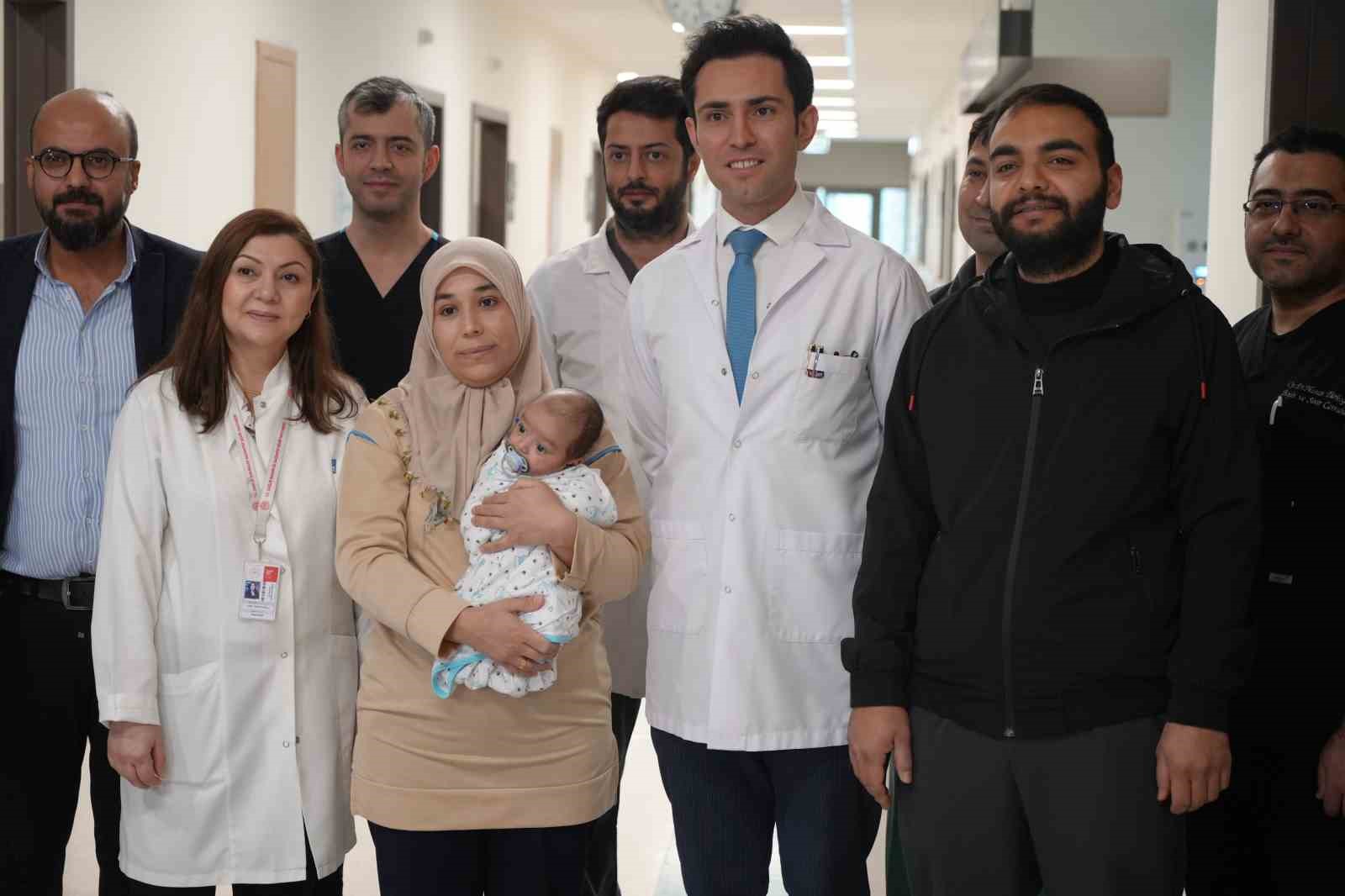 Kafasındaki nadir tümör alındı, hayata tekrar gülümsedi
Kafasındaki nadir tümör alındı, hayata tekrar gülümsedi