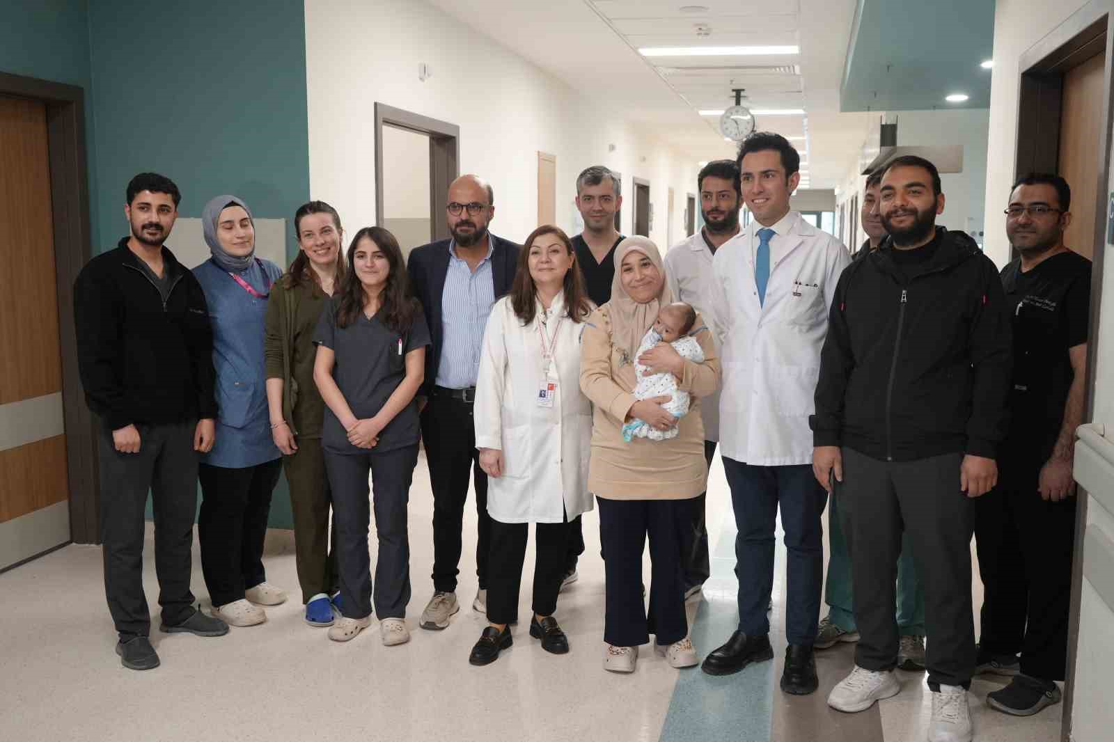 Kafasındaki nadir tümör alındı, hayata tekrar gülümsedi
Kafasındaki nadir tümör alındı, hayata tekrar gülümsedi