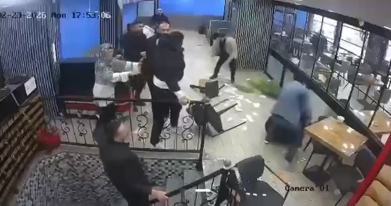 Kafede çıkan kavgada ortalık savaş alanına döndü: 100 bin liralık hasar
