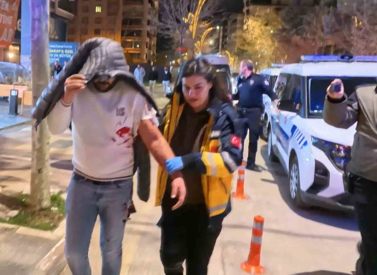Kafedeki tartışma bıçaklı kavgaya dönüştü: 1 yaralı
