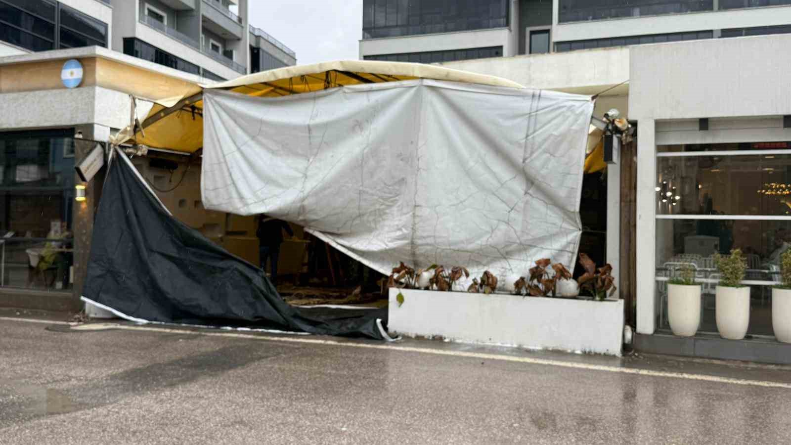 Kafeyi kundaklayıp kaçtı: O anlar kamerada
