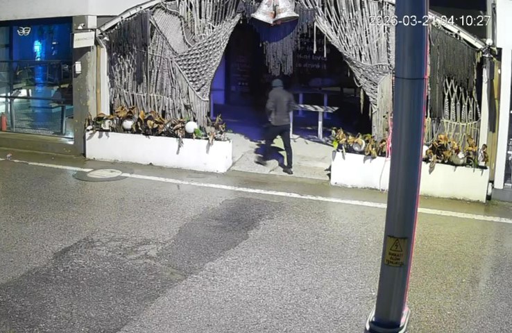 Kafeyi kundaklayıp kaçtı: O anlar kamerada
