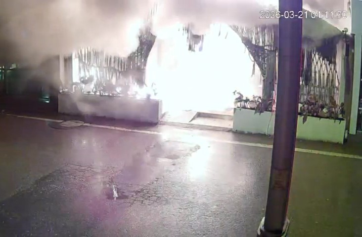 Kafeyi kundaklayıp kaçtı: O anlar kamerada
