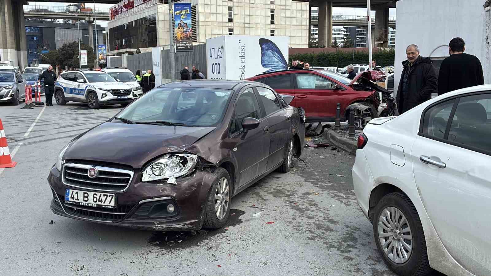 Kağıthane’de 3 aracın karıştığı zincirleme trafik kazasında 2 kişi yaralandı
