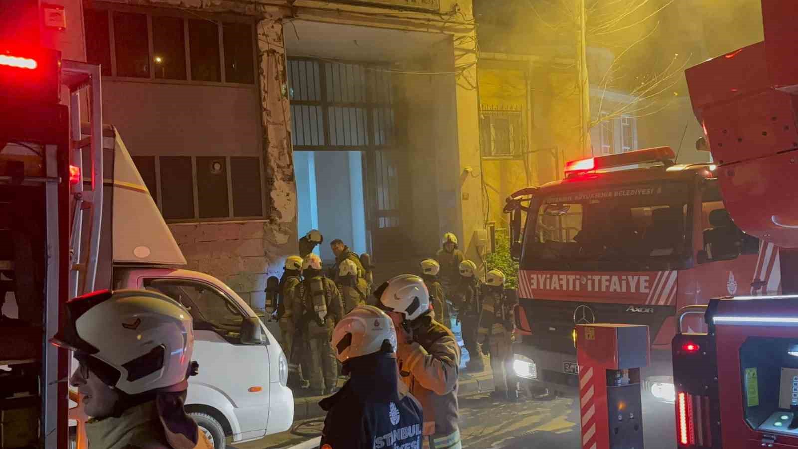 Kağıthane’de 5 katlı iş hanında yangın
