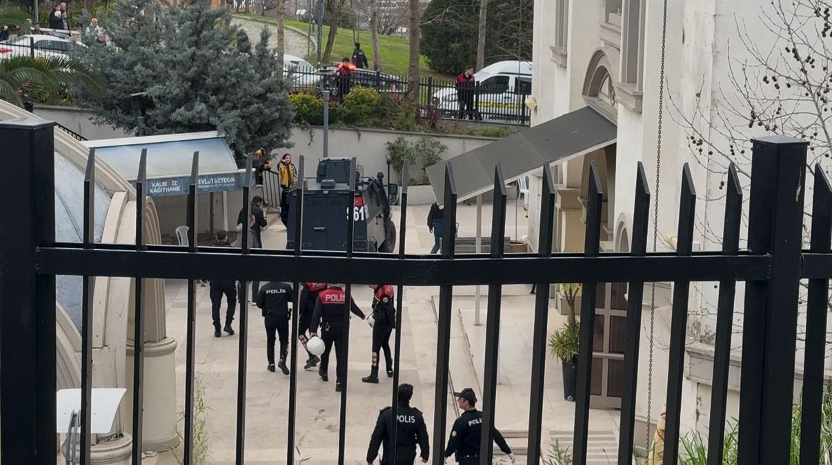 Kağıthane’de ağabey, annesinin cenazesinde kardeşini silahla vurarak öldürdü
Kağıthane’de ağabey, annesinin cenazesinde kardeşini silahla vurarak öldürdü