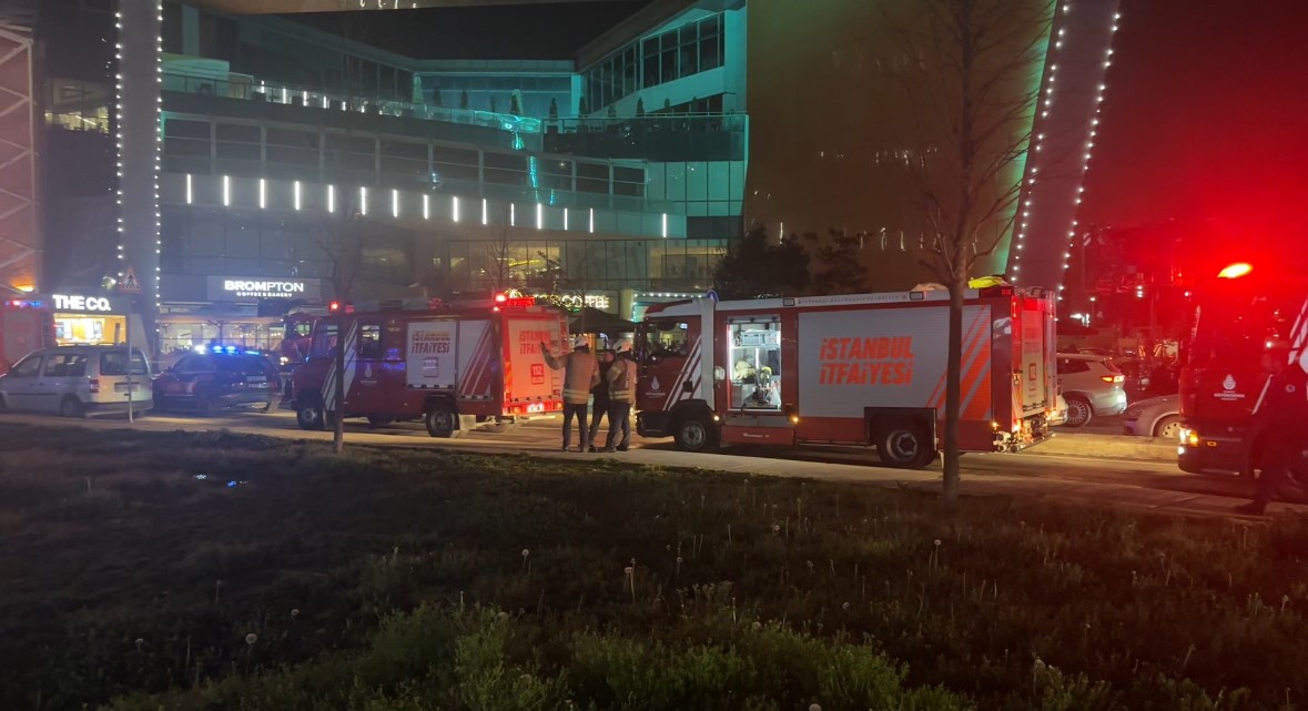 Kağıthane’de alışveriş merkezinde yangın paniği

