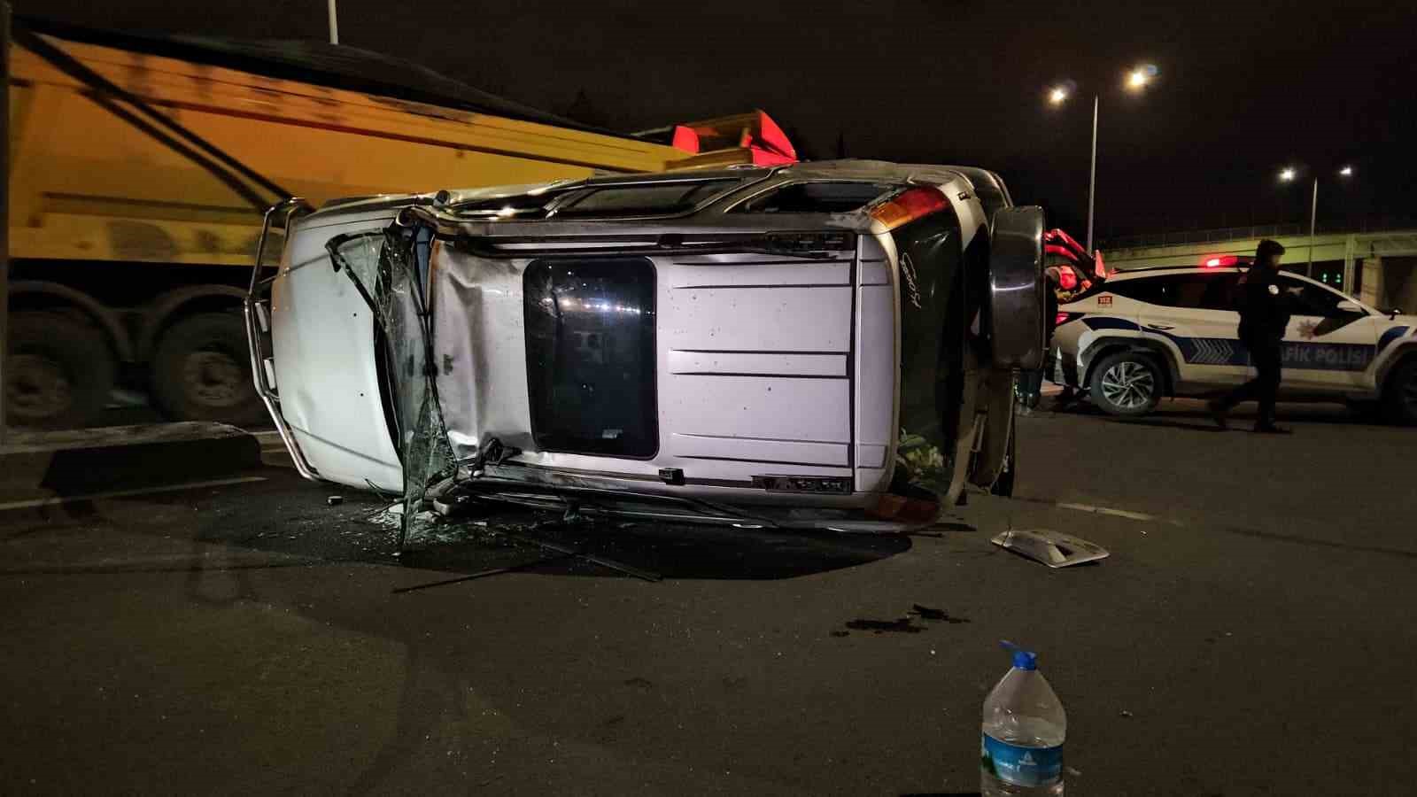 Kağıthane’de alkollü sürücü viyadükte kazaya neden oldu: Cip yan yattı
