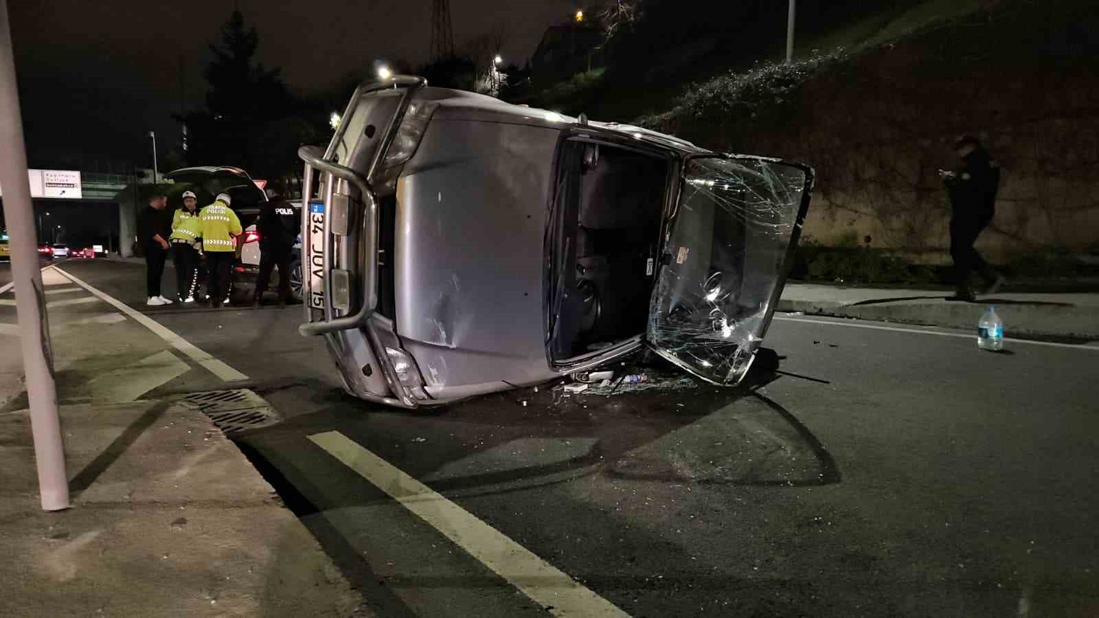 Kağıthane’de alkollü sürücü viyadükte kazaya neden oldu: Cip yan yattı

