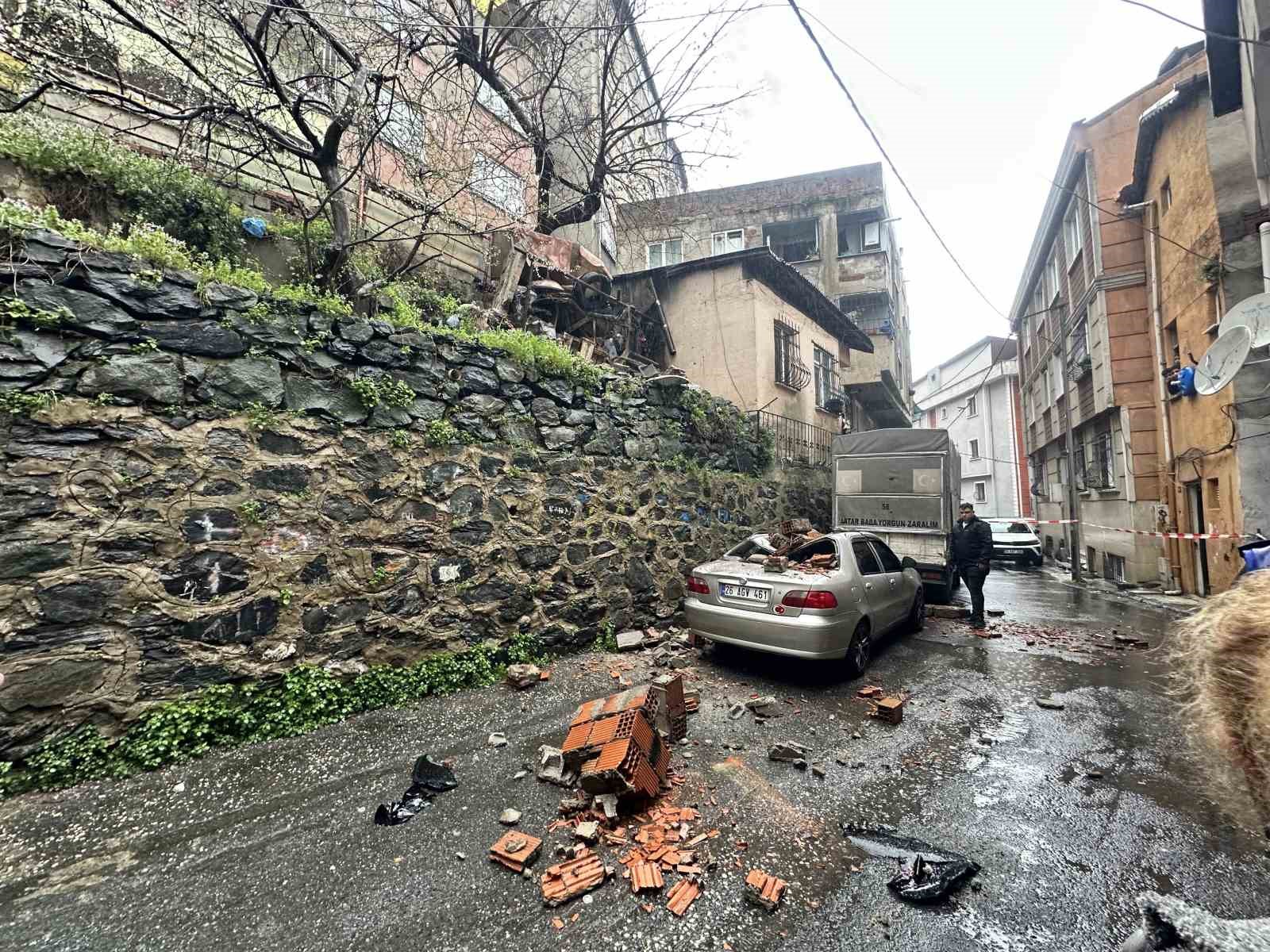 Kağıthane’de bahçe duvarı aracın üzerine devrildi

