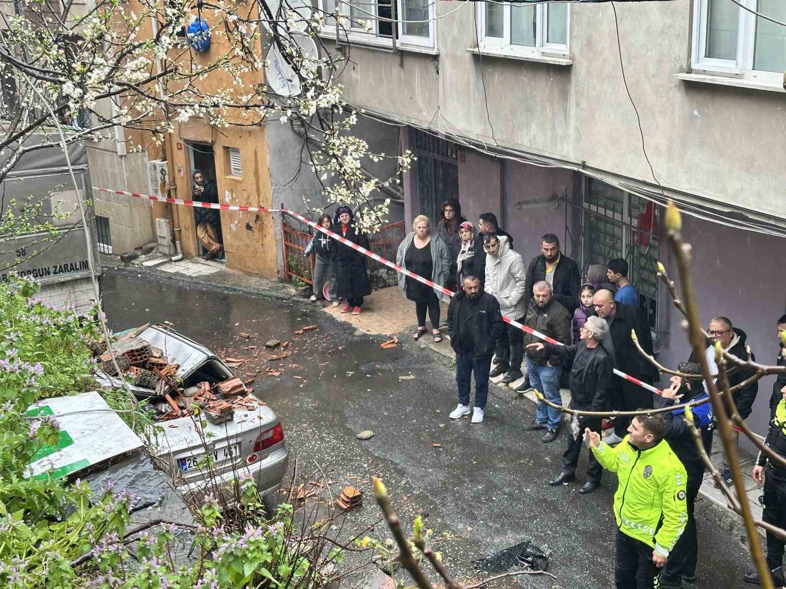 Kağıthane’de bahçe duvarı aracın üzerine devrildi
