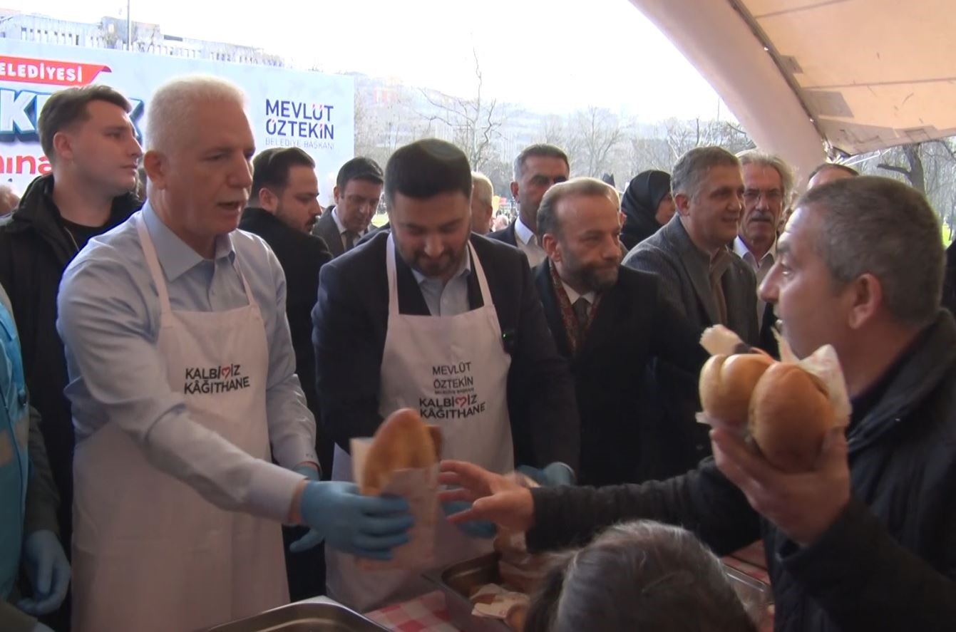 Kağıthane’de balık ekmek şöleni: 25 bin kişiye 6 tona yakın balık ekmek, helva ve gazoz ikramı
Kağıthane’de balık ekmek şöleni: 25 bin kişiye 6 tona yakın balık ekmek, helva ve gazoz ikramı