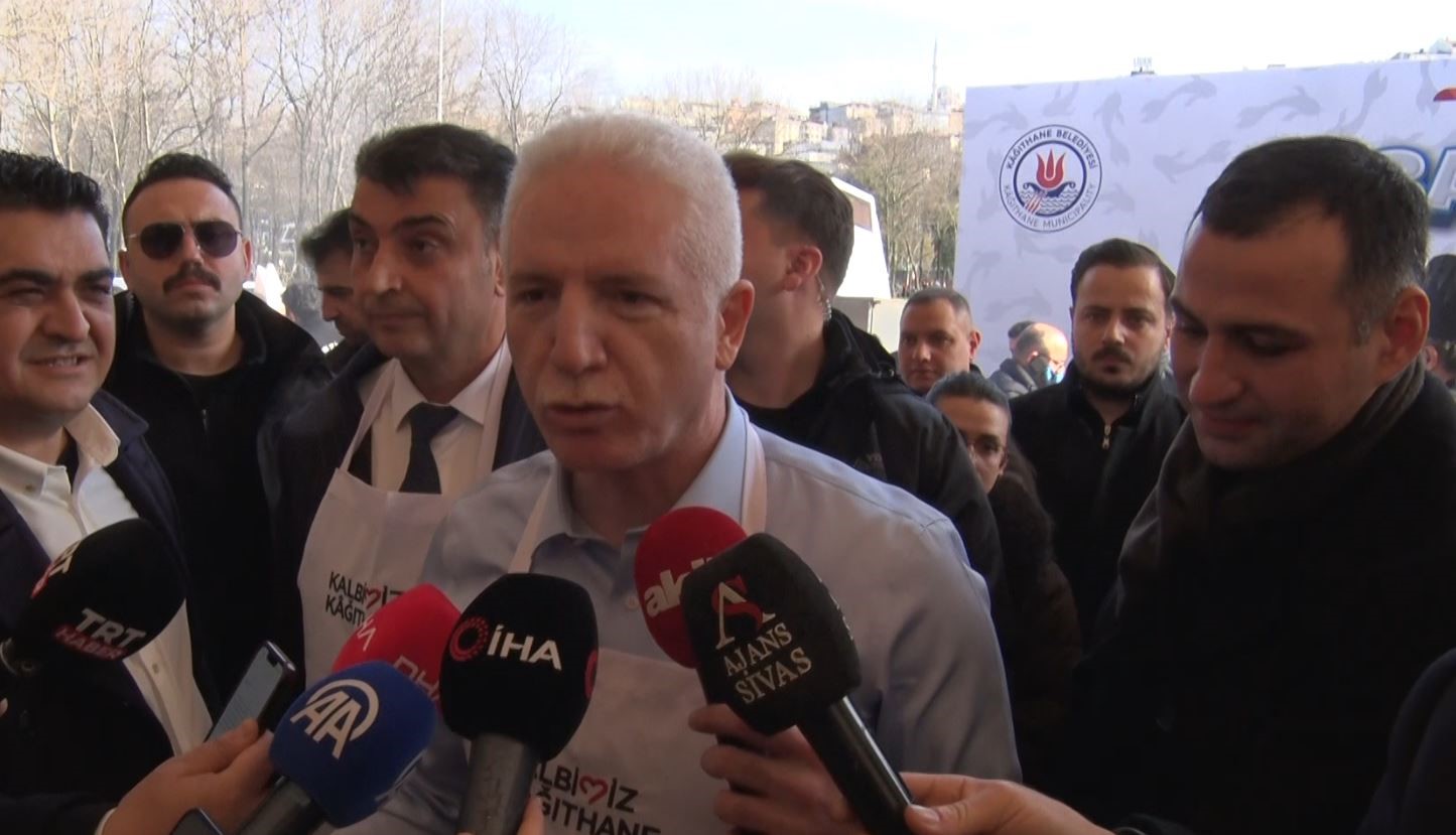 Kağıthane’de balık ekmek şöleni: 25 bin kişiye 6 tona yakın balık ekmek, helva ve gazoz ikramı
Kağıthane’de balık ekmek şöleni: 25 bin kişiye 6 tona yakın balık ekmek, helva ve gazoz ikramı