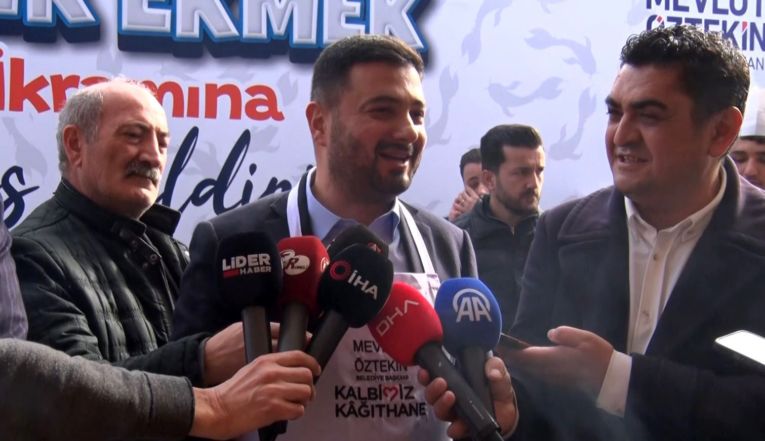 Kağıthane’de balık ekmek şöleni: 25 bin kişiye 6 tona yakın balık ekmek, helva ve gazoz ikramı
Kağıthane’de balık ekmek şöleni: 25 bin kişiye 6 tona yakın balık ekmek, helva ve gazoz ikramı