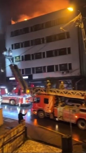 Kağıthane’de binanın çatısı alevlere teslim oldu
