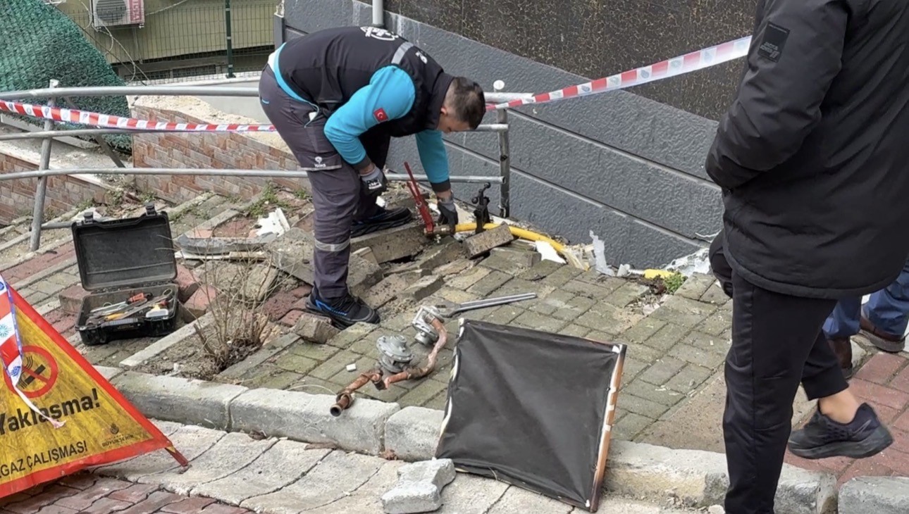 Kağıthane’de faciadan dönüldü: Doğal gaz kutusuna çarpan otomobil takla attı
