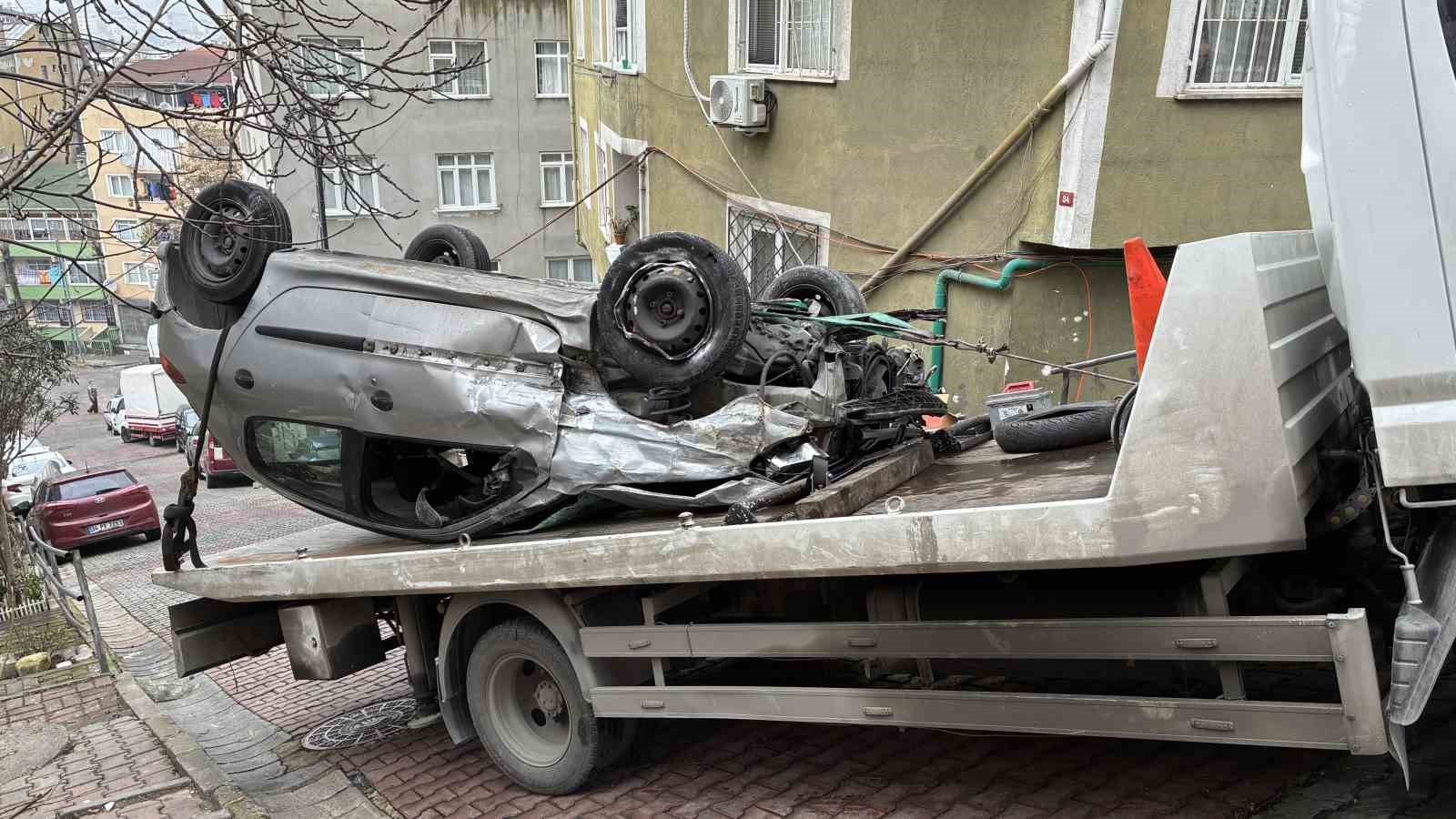 Kağıthane’de faciadan dönüldü: Doğal gaz kutusuna çarpan otomobil takla attı
