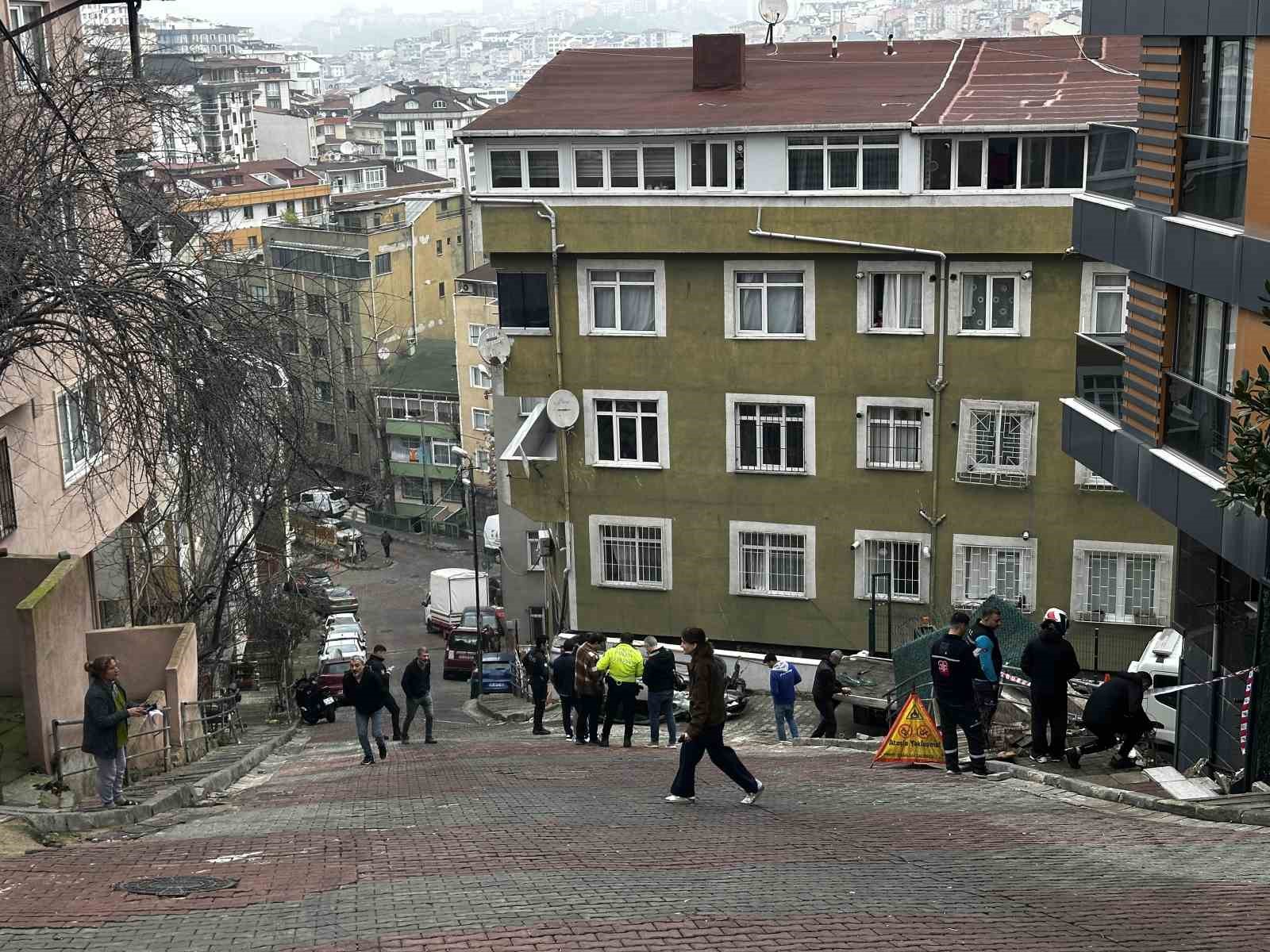 Kağıthane’de faciadan dönüldü: Doğal gaz kutusuna çarpan otomobil takla attı
