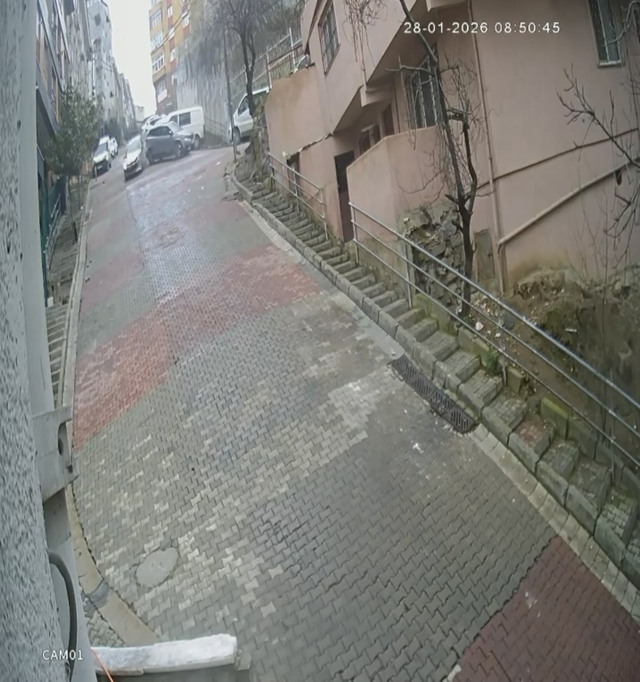 Kağıthane’de faciadan dönüldü: Doğal gaz kutusuna çarpan otomobil takla attı
