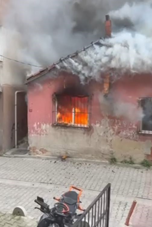 Kağıthane’de gecekondu alevlere teslim oldu: 1 ölü
Kağıthane’de gecekondu alevlere teslim oldu: 1 ölü