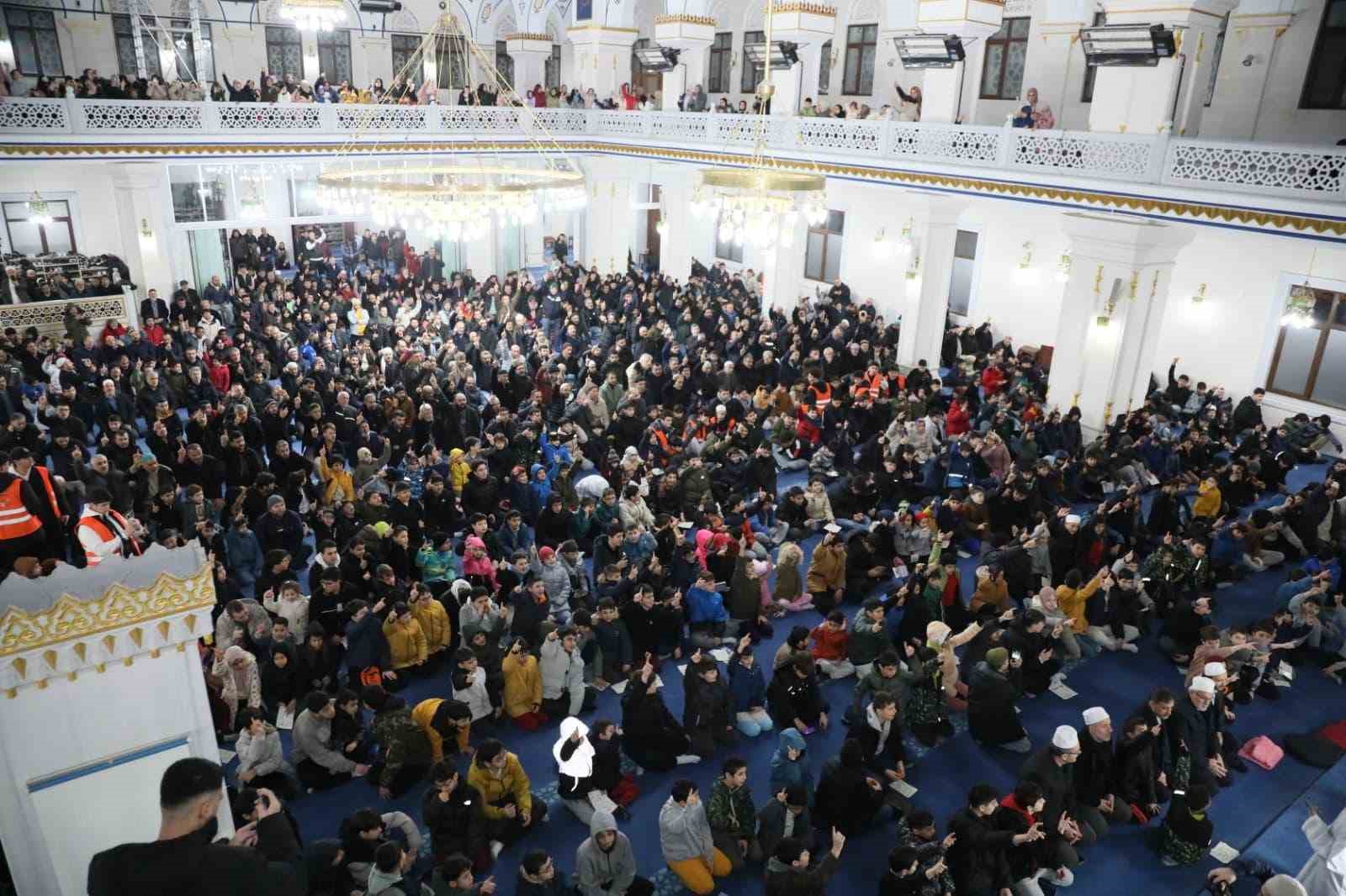 Kağıthane’de ‘Gençlik Uyanıyor Duada Buluşuyor’ projesi ile camiye gelen çocuklara ödül dağıtıldı
