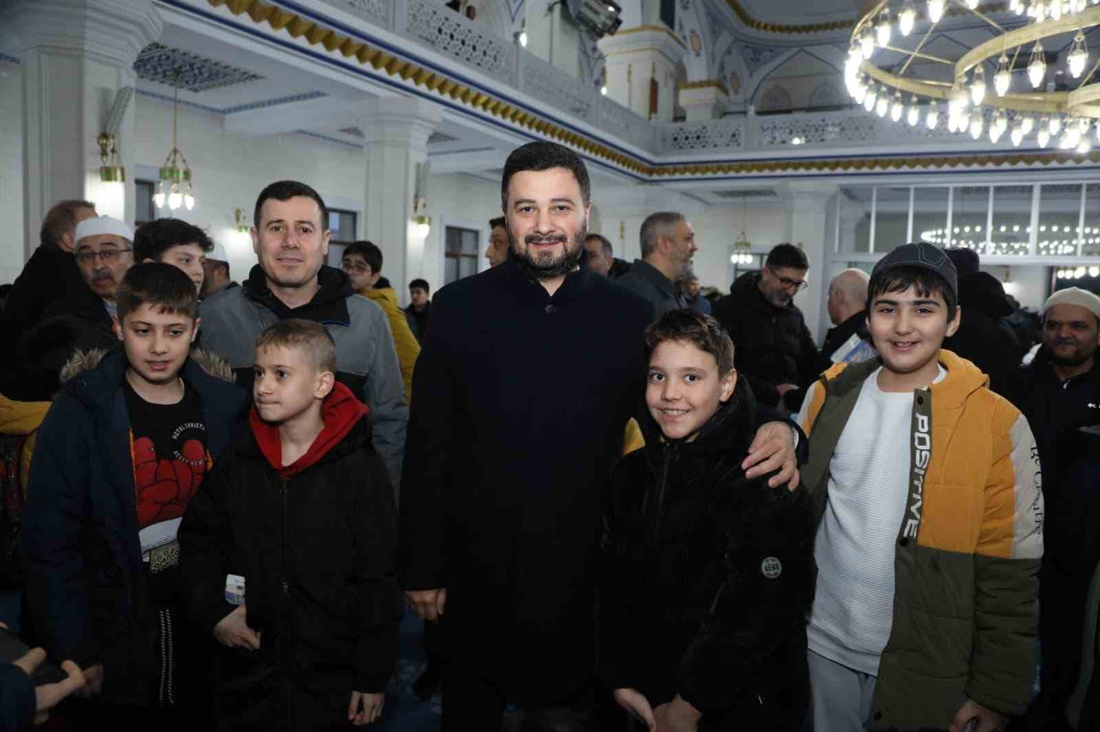 Kağıthane’de ‘Gençlik Uyanıyor Duada Buluşuyor’ projesi ile camiye gelen çocuklara ödül dağıtıldı
