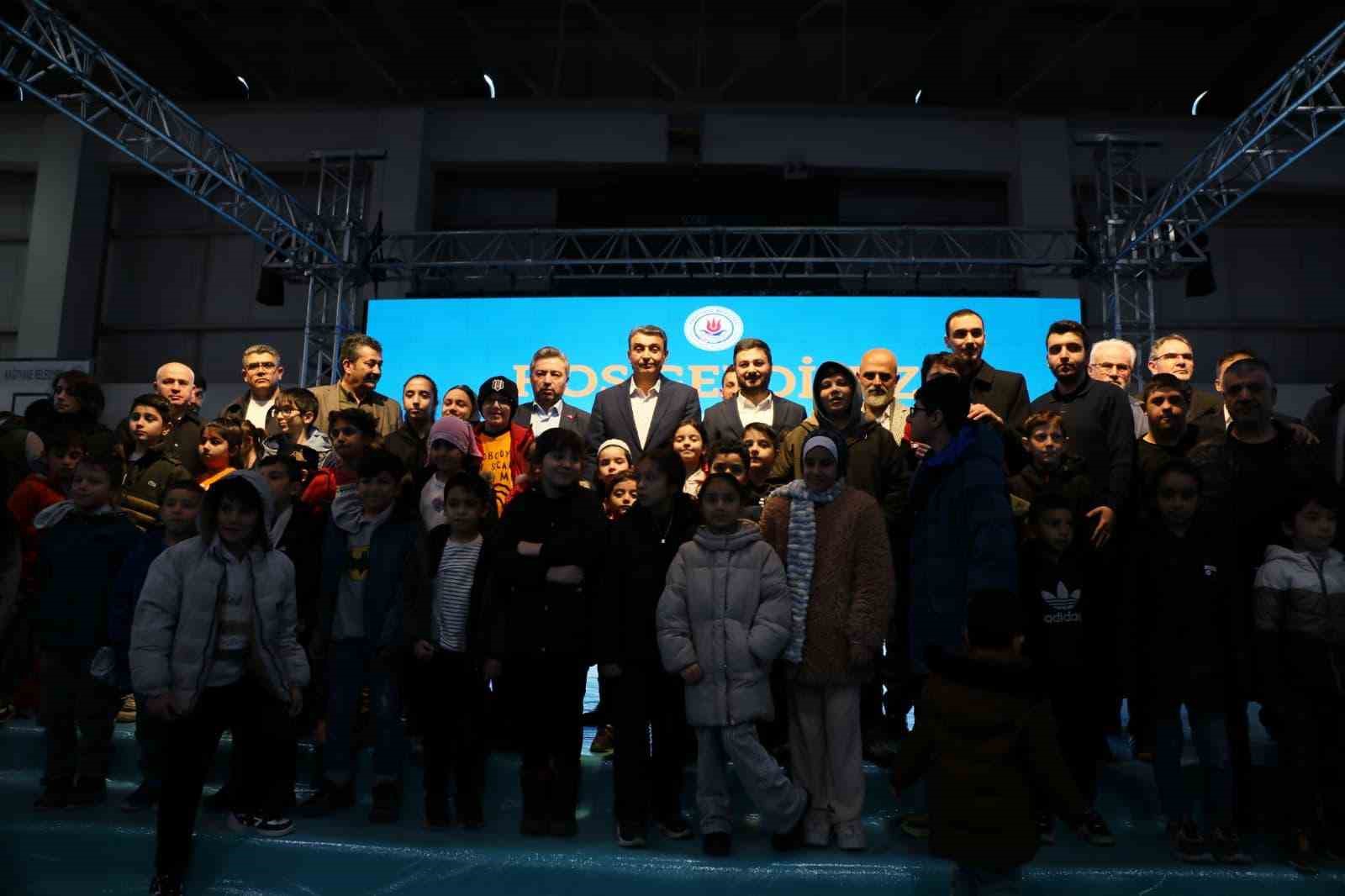 Kağıthane’de ‘Gençlik Uyanıyor Duada Buluşuyor’ projesi ile camiye gelen çocuklara ödül dağıtıldı
