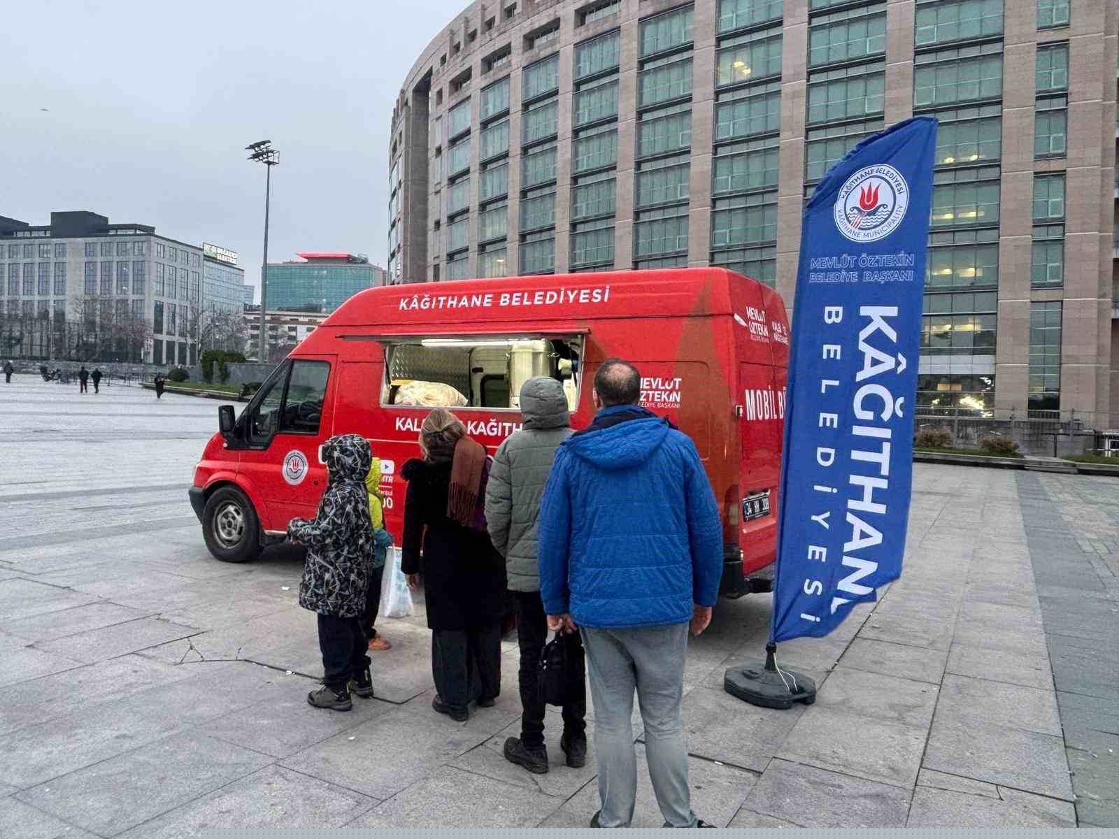 Kağıthane’de iftara yetişemeyenlere sıcak çorba ikramı
