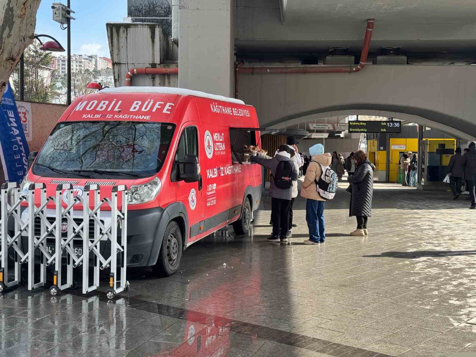 Kağıthane’de iftara yetişemeyenlere sıcak çorba ikramı
