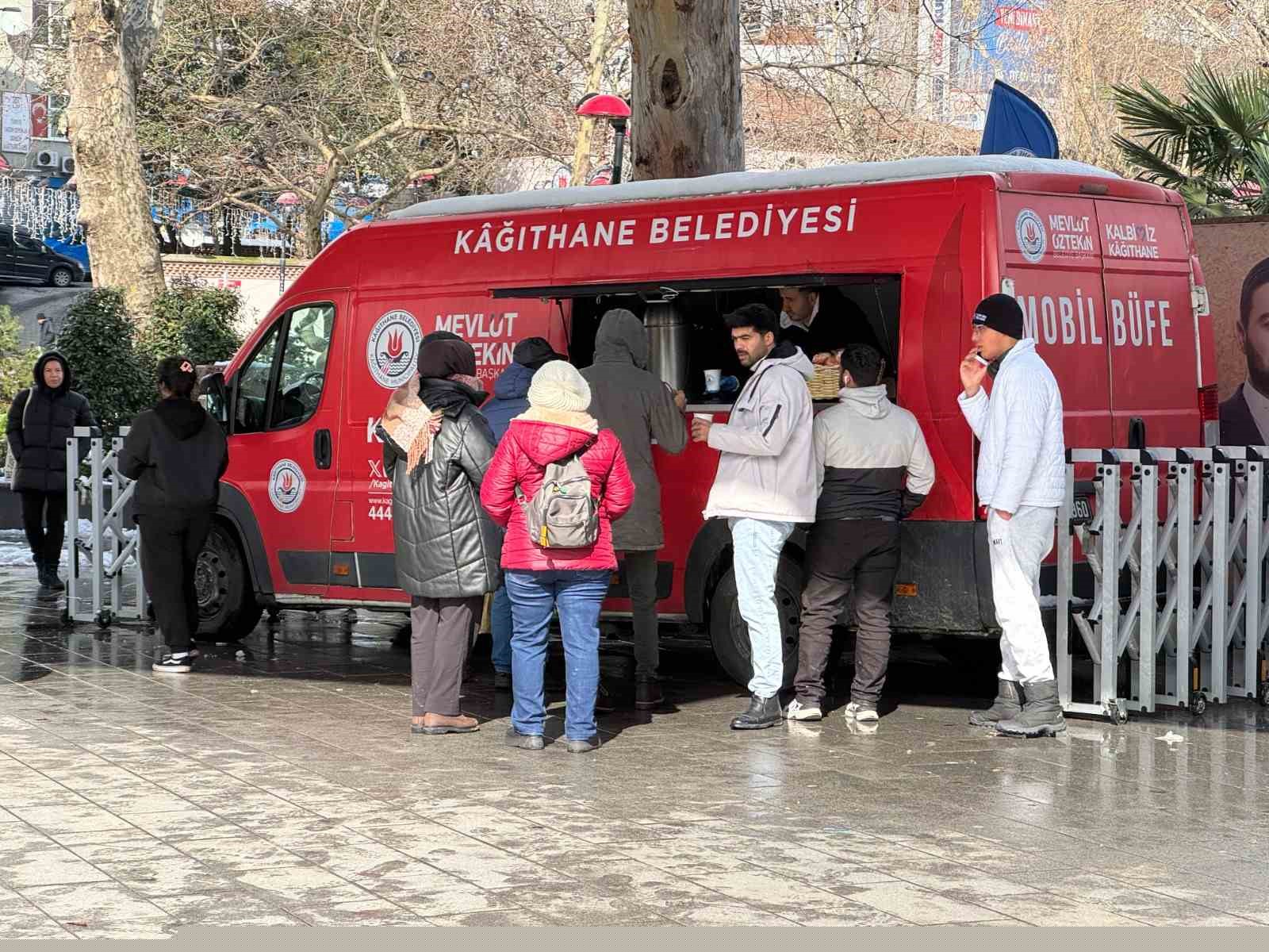 Kağıthane’de iftara yetişemeyenlere sıcak çorba ikramı
