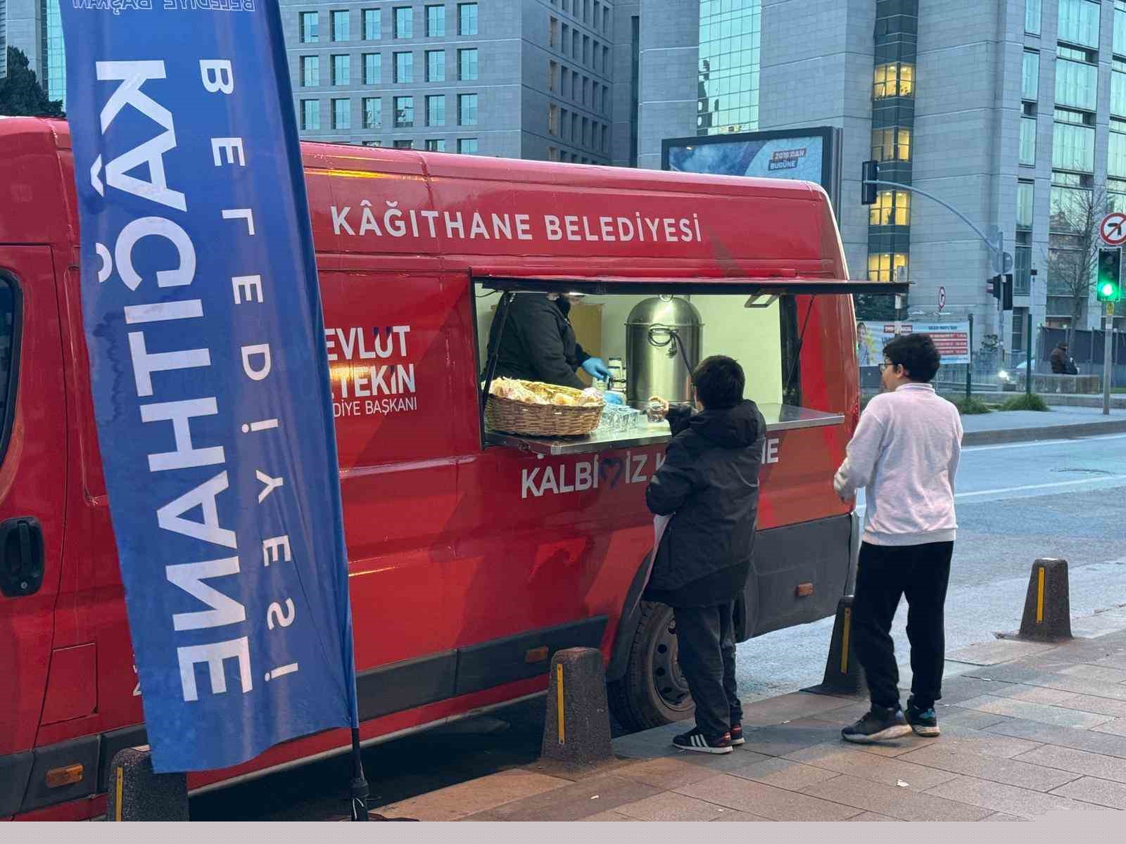 Kağıthane’de iftara yetişemeyenlere sıcak çorba ikramı
