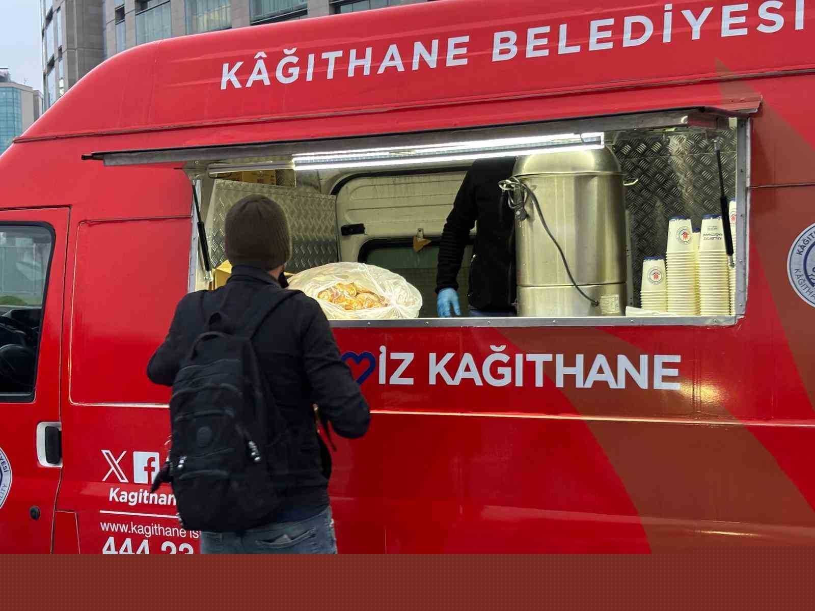 Kağıthane’de iftara yetişemeyenlere sıcak çorba ikramı
