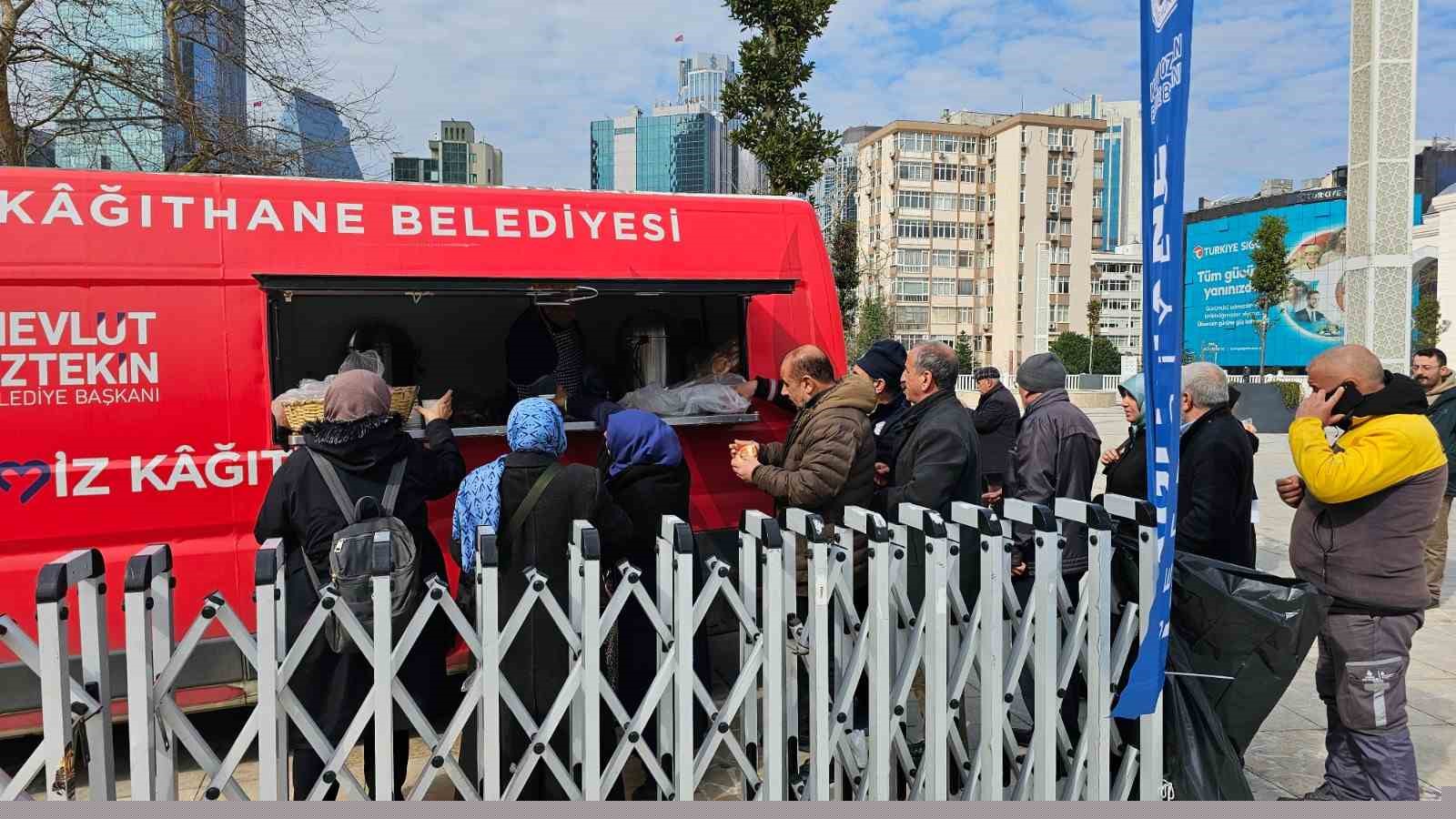Kağıthane’de iftara yetişemeyenlere sıcak çorba ikramı
