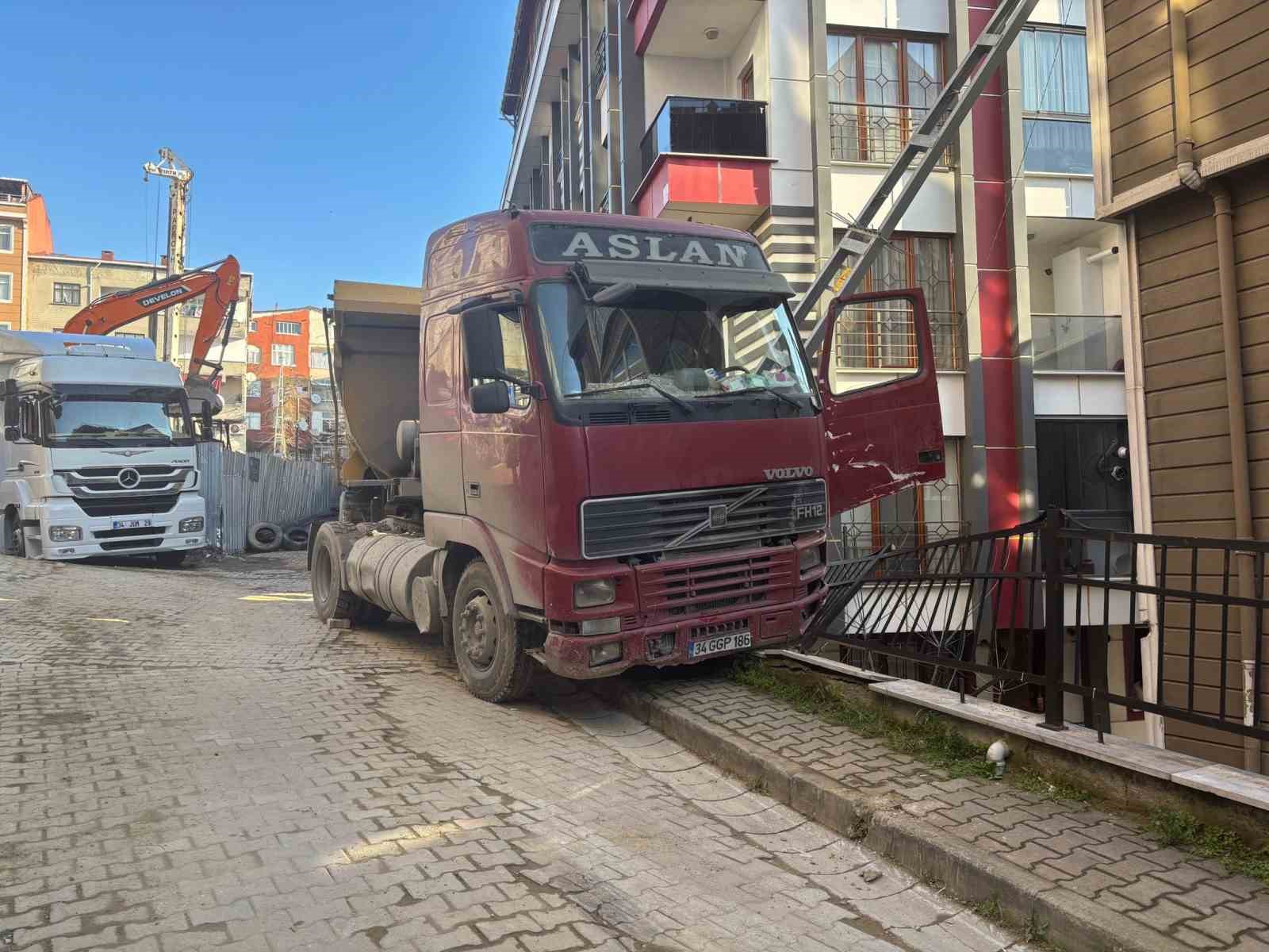 Kağıthane’de inanılmaz kaza: El frenini çekmeyi unuttuğu hafriyat kamyonunu durdurmaya çalışırken aşağı düştü
