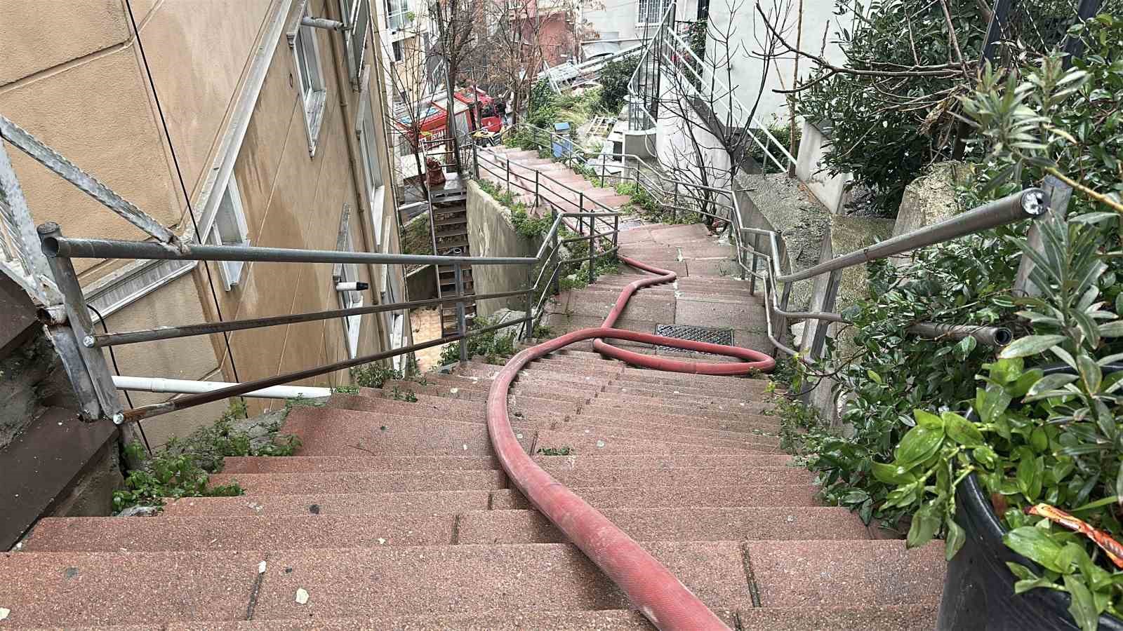 Kağıthane’de itfaiye ekiplerinin dik yokuşla ve dar sokakla imtihanı
