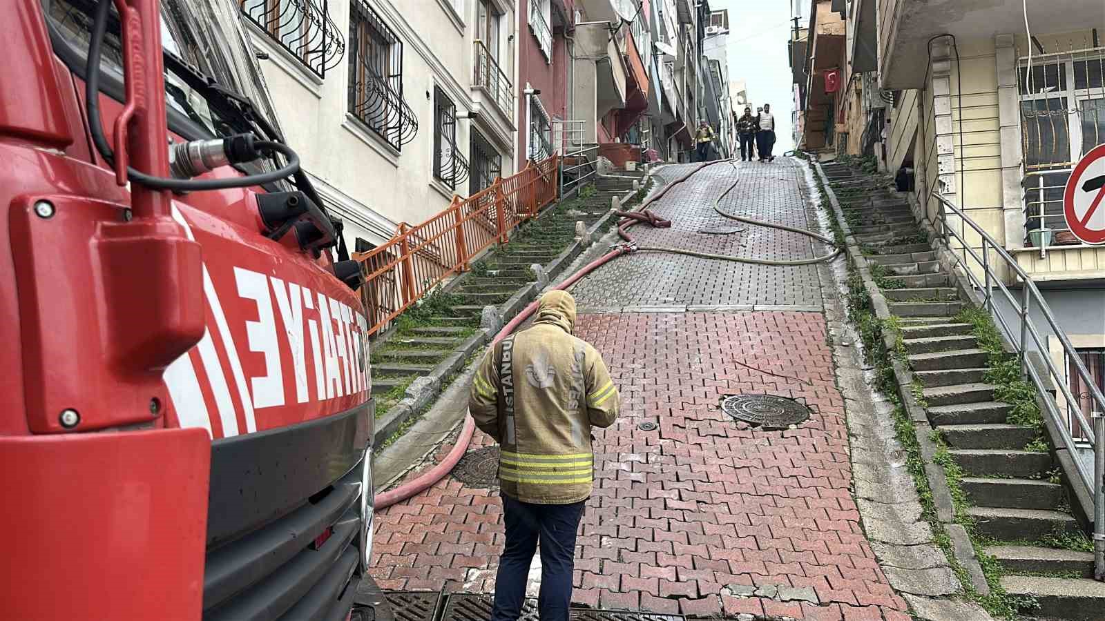 Kağıthane’de itfaiye ekiplerinin dik yokuşla ve dar sokakla imtihanı

