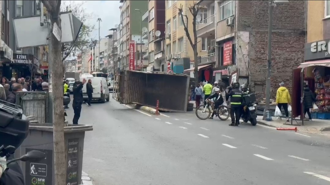 Kağıthane’de kamyon yan yattı
