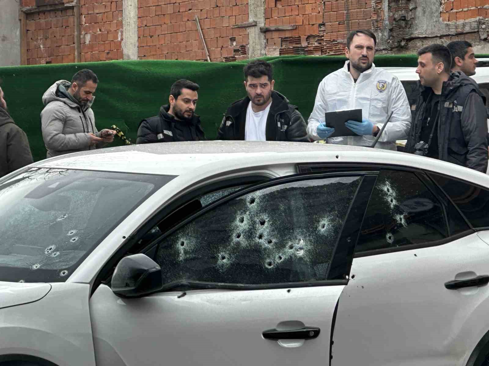 Kağıthane’de kanlı saldırı: Park halindeki araca kurşun yağdırdılar
