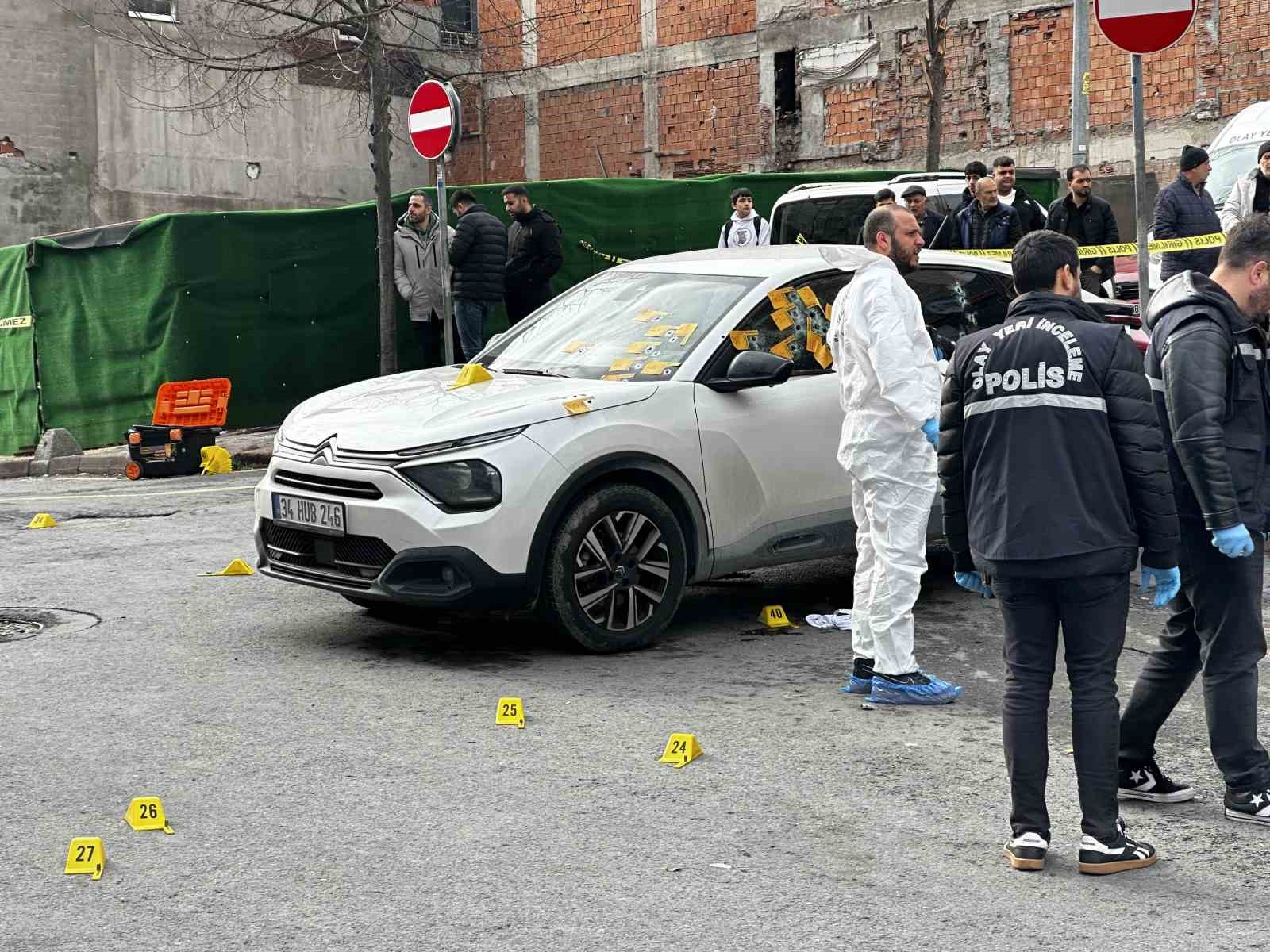 Kağıthane’de kanlı saldırı: Park halindeki araca kurşun yağdırdılar
