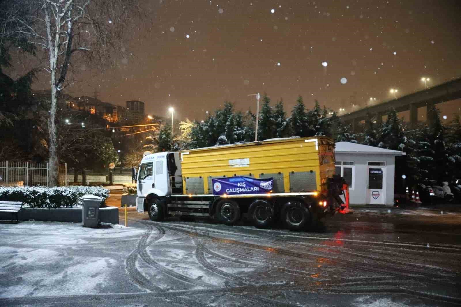 Kağıthane’de karla mücadele çalışmaları aralıksız sürüyor

