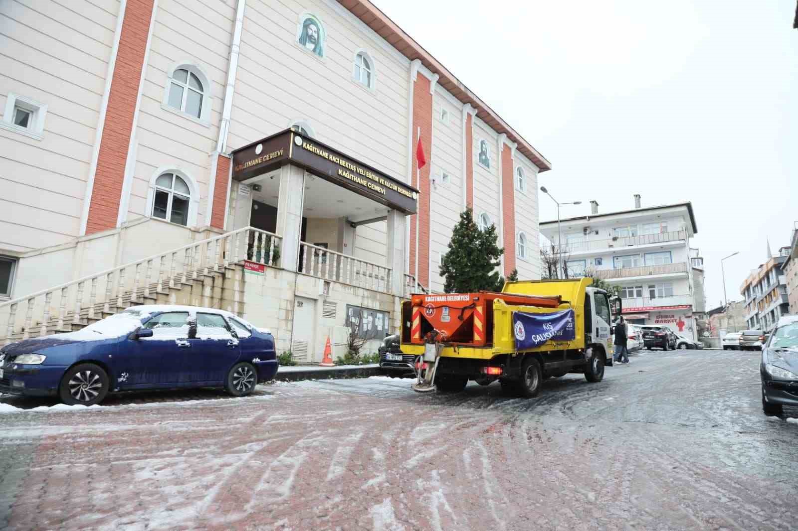 Kağıthane’de karla mücadele çalışmaları aralıksız sürüyor
