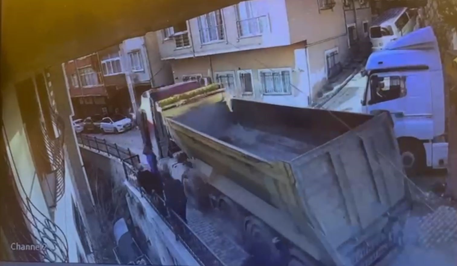 Kağıthane’de kayan hafriyat kamyonunu durdurmaya çalışırken aşağı düşen şoför hayatını kaybetti
Kağıthane’de kayan hafriyat kamyonunu durdurmaya çalışırken aşağı düşen şoför hayatını kaybetti