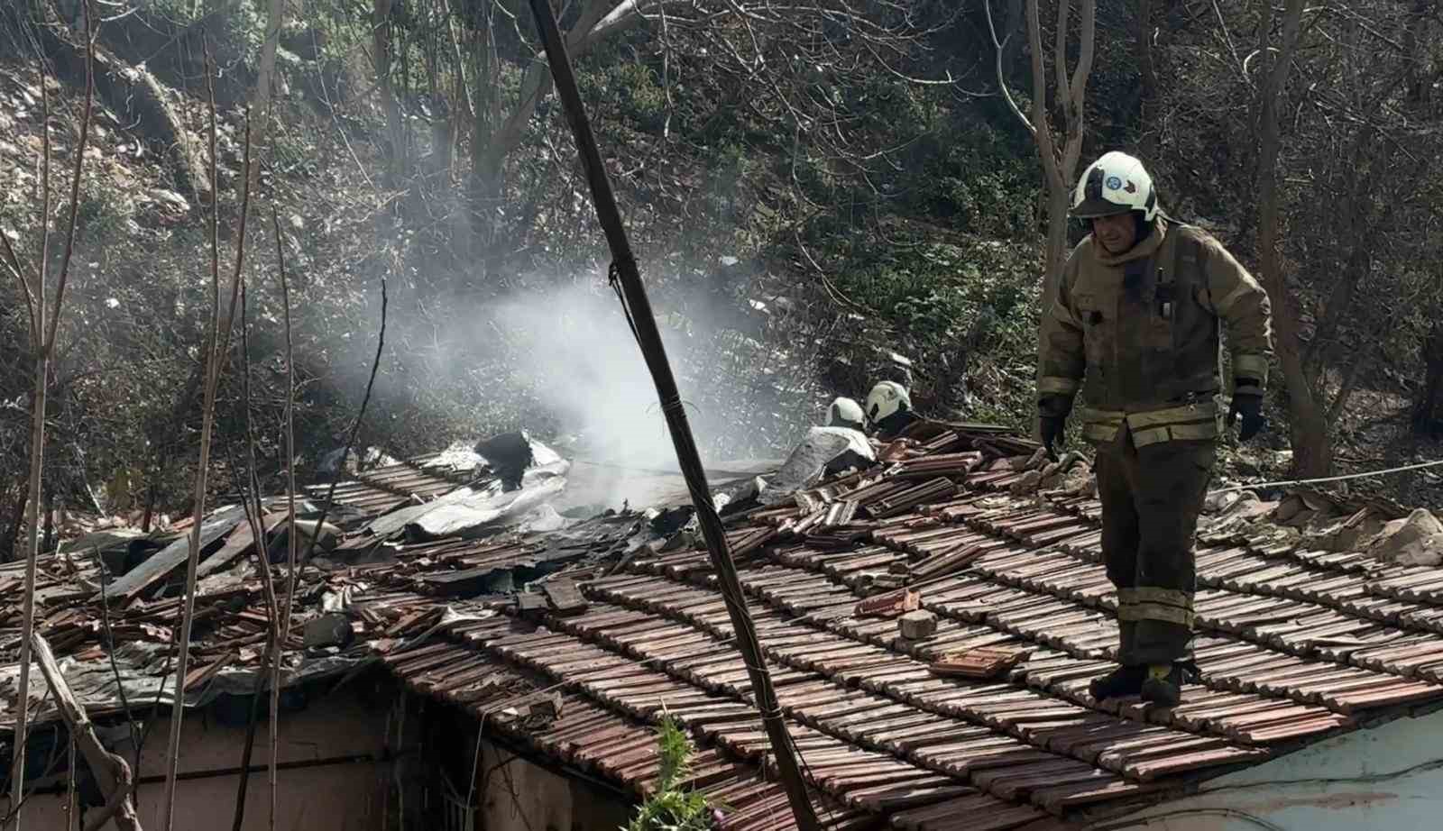 Kağıthane’de korkutan gecekondu yangını, evi yanan kadını mahalleli teselli etti

