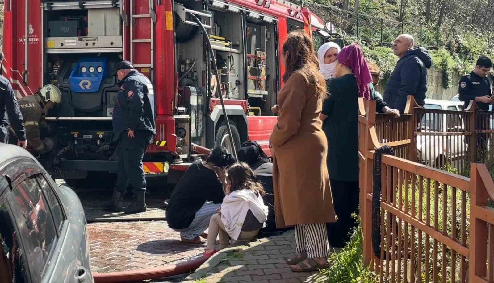 Kağıthane’de korkutan gecekondu yangını, evi yanan kadını mahalleli teselli etti
